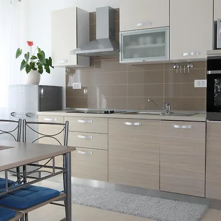 V Apartment *